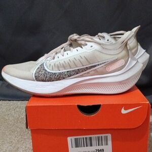 NIKE Women's ZOOM Gravity Athletic Shoes